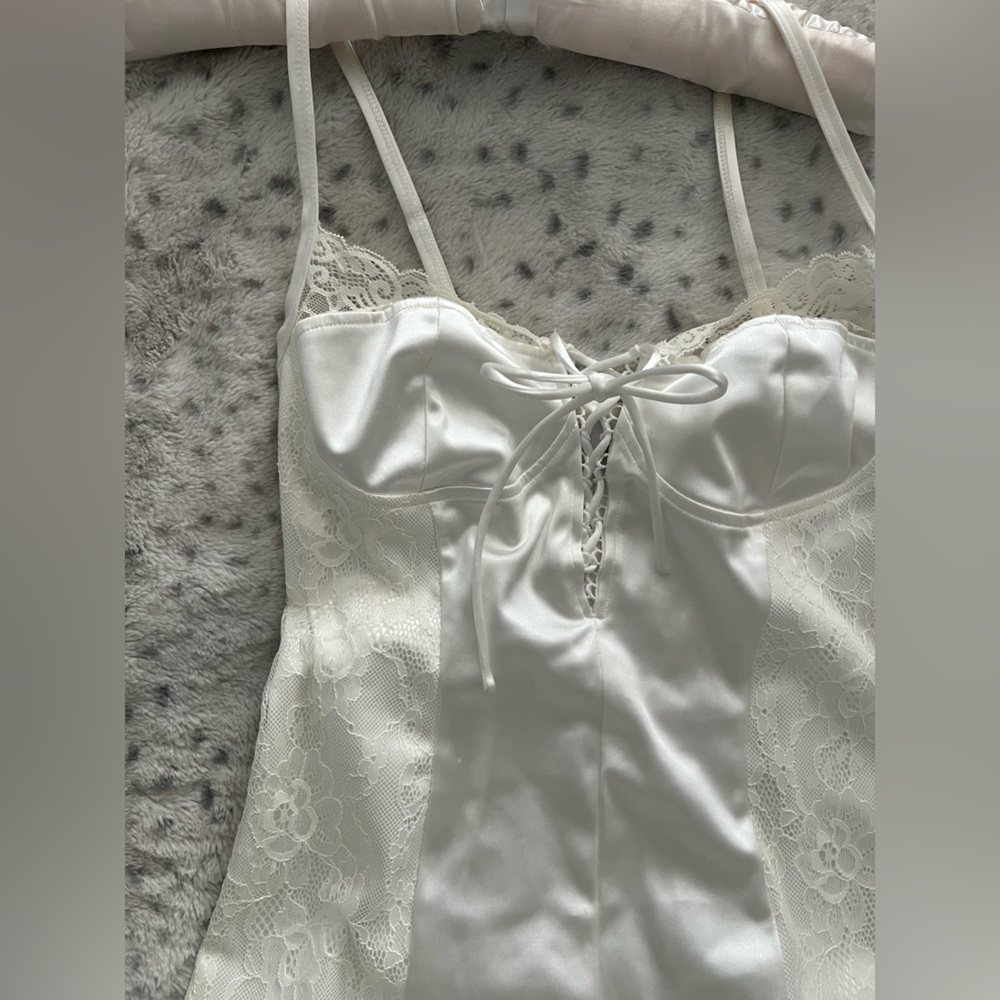 Tiger Mist White lace mini dress with bow detail - size M